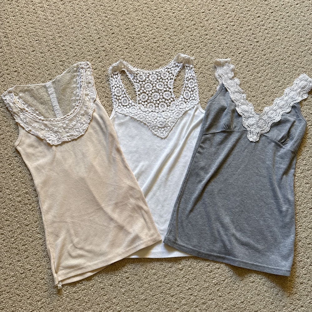 Set of 3 tank tops / camisoles
